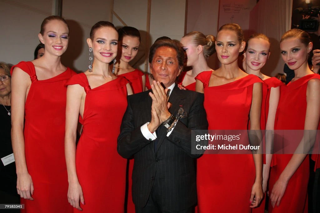 Valentino Garavani con le sue modelle che indossano il Suo rosso Valentino 